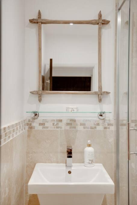 Princes Villa - Large Fully Self Contained Flat, 5 Minutes From The Sea เฮสติงส์ ภายนอก รูปภาพ