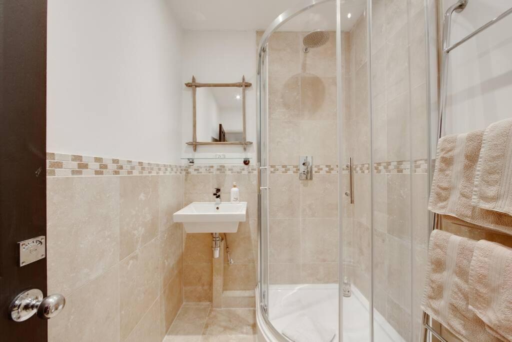 Princes Villa - Large Fully Self Contained Flat, 5 Minutes From The Sea เฮสติงส์ ภายนอก รูปภาพ